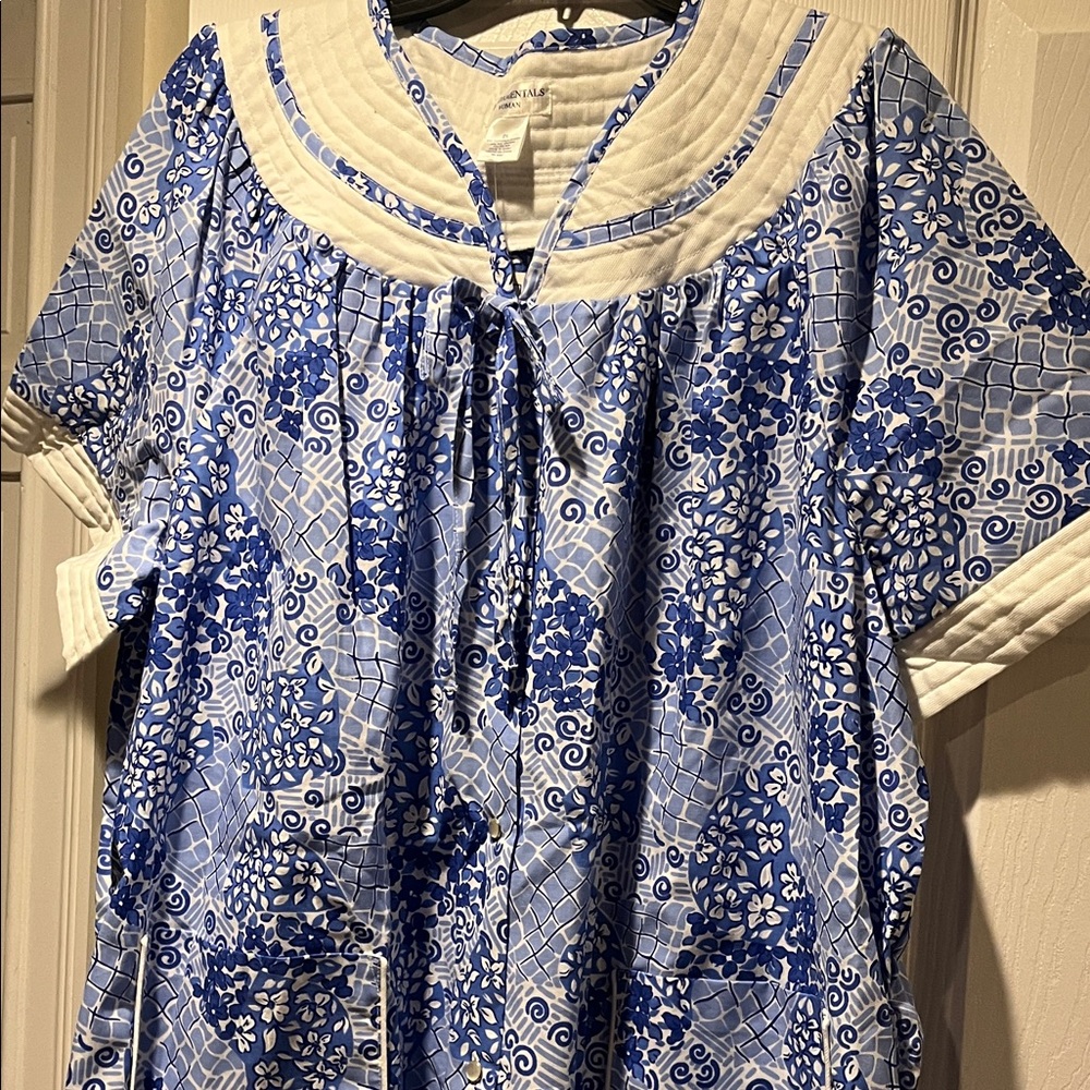 NWT sz 2X Blue and White Floral robe